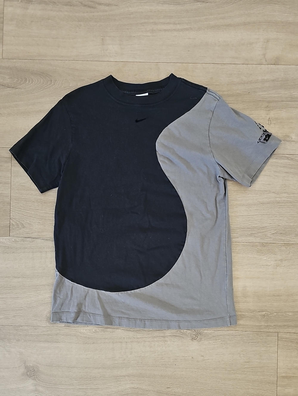 Nike Black and Gray Curved Two-Tone Short-Sleeve Tee Mens XS